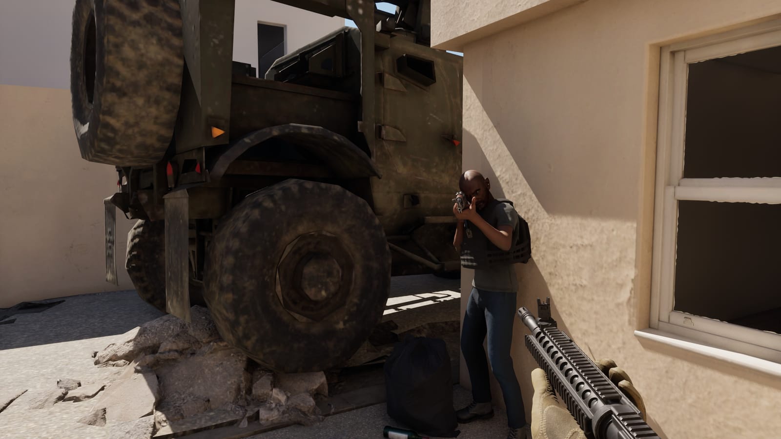 In einem sonnigen Hof neben einem gepanzerten Fahrzeug zielt ein Gegner mit Plattenträger mit seinem Gewehr direkt auf den Soldaten, dessen behandschuhte Hände im Vordergrund das M4 halten